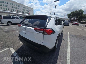 2022 Toyota RAV4 LE – miniatura 3