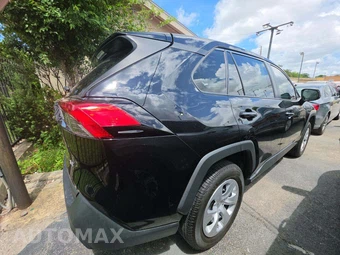 2022 Toyota RAV4 LE - miniatura 3