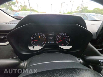 2022 Toyota RAV4 LE - miniatura 9