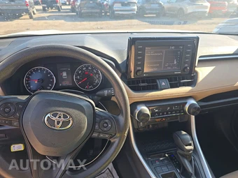 2022 Toyota RAV4 LE - miniatura 11