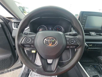 2022 Toyota RAV4 LE - miniatura 10