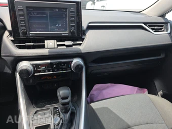 2022 Toyota RAV4 LE - miniatura 11