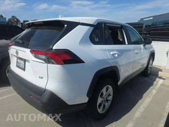 2022 Toyota RAV4 LE - miniatura 3