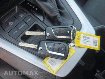 2022 Toyota RAV4 LE - miniatura 8