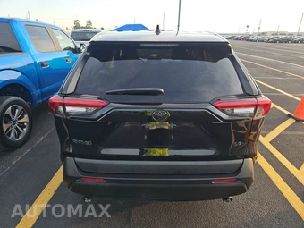 2022 Toyota RAV4 LE - miniatura 5