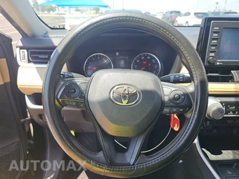 2022 Toyota RAV4 LE - miniatura 10