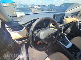 2022 Toyota RAV4 LE - miniatura 11