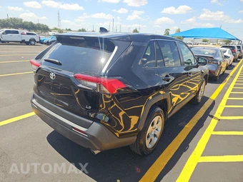2022 Toyota RAV4 LE - miniatura 4