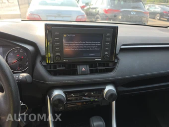 2022 Toyota RAV4 LE - miniatura 11