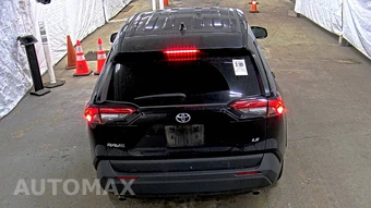 2022 Toyota RAV4 LE - miniatura 5