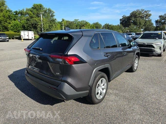 2022 Toyota RAV4 LE - miniatura 3