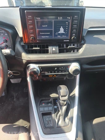 2022 Toyota RAV4 LE - miniatura 11