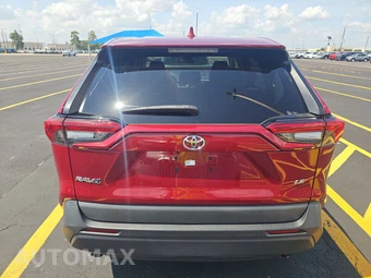 2022 Toyota RAV4 LE - miniatura 5