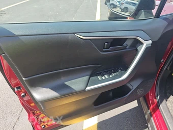 2022 Toyota RAV4 LE - miniatura 9