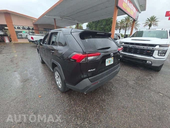 2022 Toyota RAV4 LE - miniatura 2