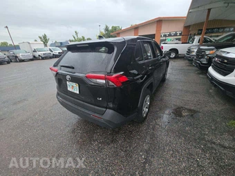 2022 Toyota RAV4 LE - miniatura 3