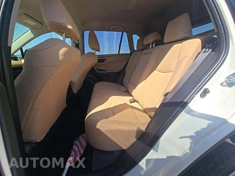 2022 Toyota RAV4 LE - miniatura 10