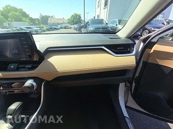 2022 Toyota RAV4 LE - miniatura 16