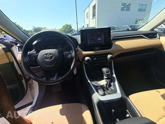 2022 Toyota RAV4 LE - miniatura 7