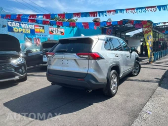 2022 Toyota RAV4 XLE - miniatura 4