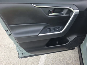 2022 Toyota RAV4 XLE Premium - miniatura 9