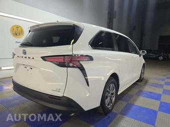 2022 Toyota Sienna LE 8-Passenger 120.5" WB - miniatura 3