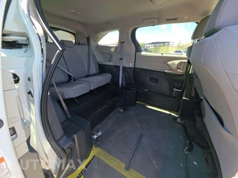 2022 Toyota Sienna LE 8-Passenger 120.5" WB - miniatura 17
