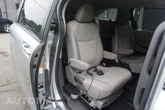 2022 Toyota Sienna LE 8-Passenger 120.5" WB - miniatura 10