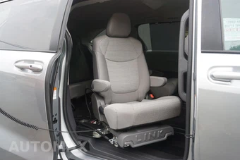2022 Toyota Sienna LE 8-Passenger 120.5" WB - miniatura 9