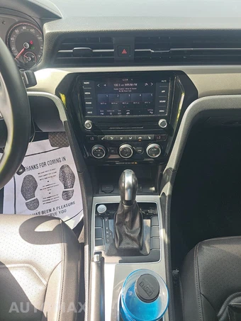 2022 Volkswagen Passat 2.0T SE - miniatura 11
