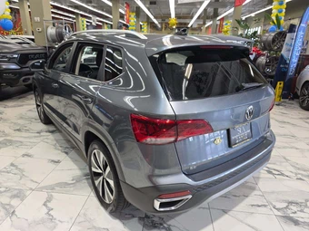 2022 Volkswagen Taos SE - miniatura 2