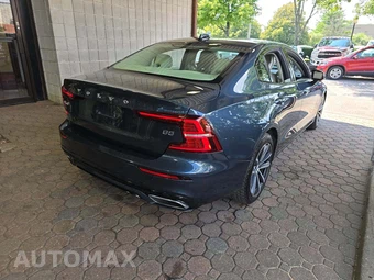2022 Volvo S60 B5 Momentum - miniatura 3