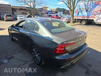 2022 Volvo S60 B5 Momentum – miniatura 2