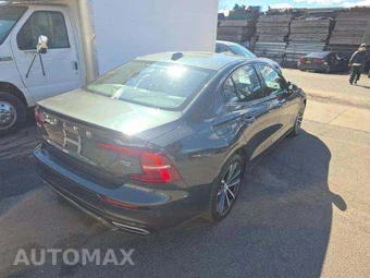 2022 Volvo S60 B5 Momentum – miniatura 3