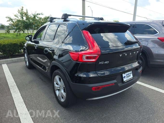 2022 Volvo XC40 T4 Momentum - miniatura 2