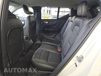 2022 Volvo XC40 T5 Momentum - miniatura 13