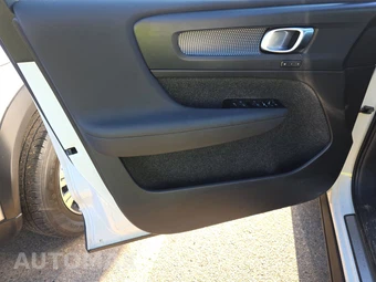 2022 Volvo XC40 T5 R-Design - miniatura 9