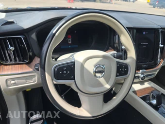 2022 Volvo XC60 B5 Momentum - miniatura 10