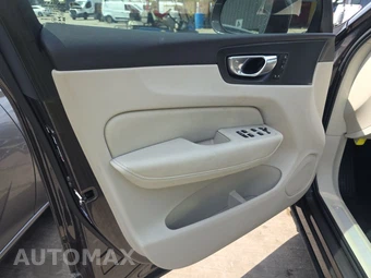 2022 Volvo XC60 B5 Momentum - miniatura 9