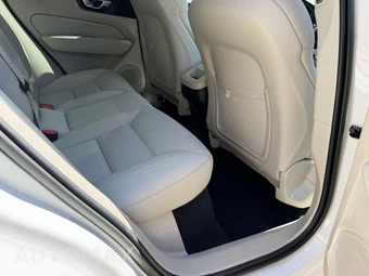 2022 Volvo XC60 B5 Momentum - miniatura 10