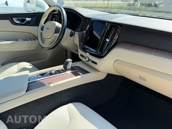 2022 Volvo XC60 B5 Momentum - miniatura 8