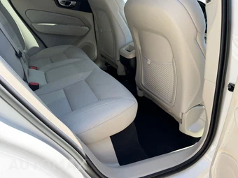 2022 Volvo XC60 B5 Momentum - miniatura 9