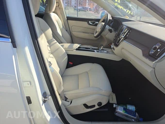 2022 Volvo XC60 B5 Momentum - miniatura 8