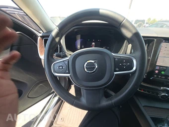 2022 Volvo XC60 B5 Momentum – miniatura 10