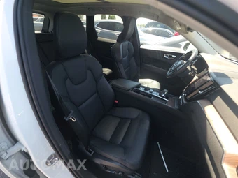 2022 Volvo XC60 B5 Momentum – miniatura 8