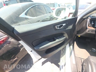 2022 Volvo XC60 B5 Momentum – miniatura 9