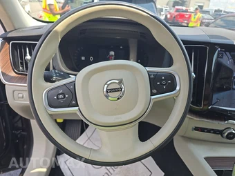 2022 Volvo XC60 B5 Momentum - miniatura 10