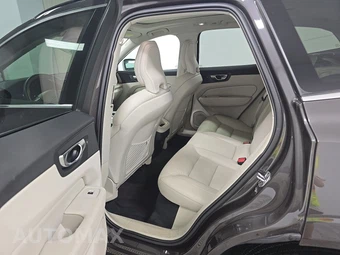 2022 Volvo XC60 B5 Momentum - miniatura 13