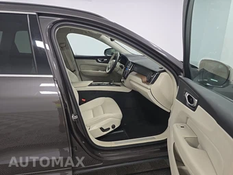 2022 Volvo XC60 B5 Momentum - miniatura 8