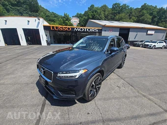 2022 Volvo XC90 T6 Momentum 6-Passenger
